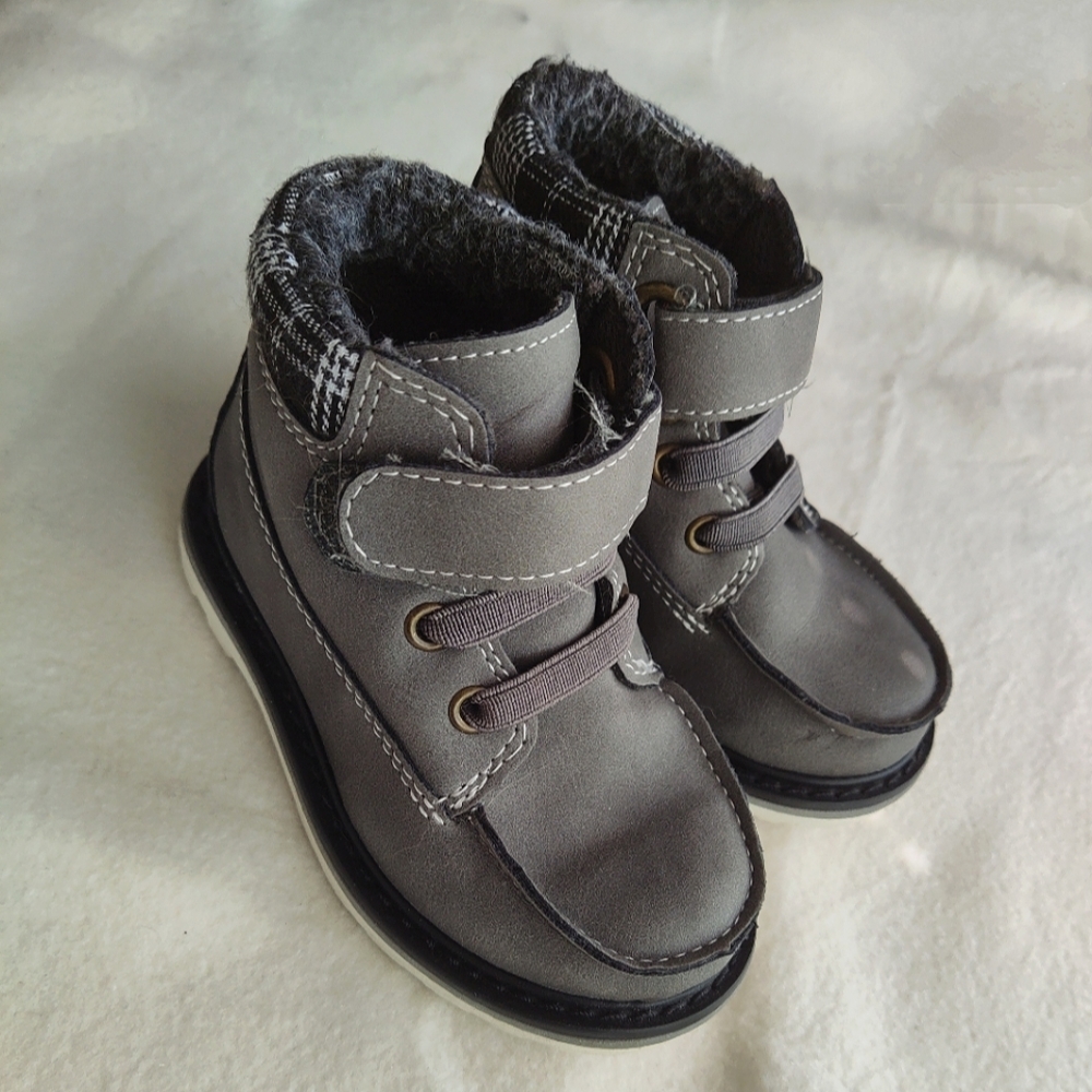 Size 6 Cat & Jack Gray Boots with Hook Loop Closure No Tie Winter Warm